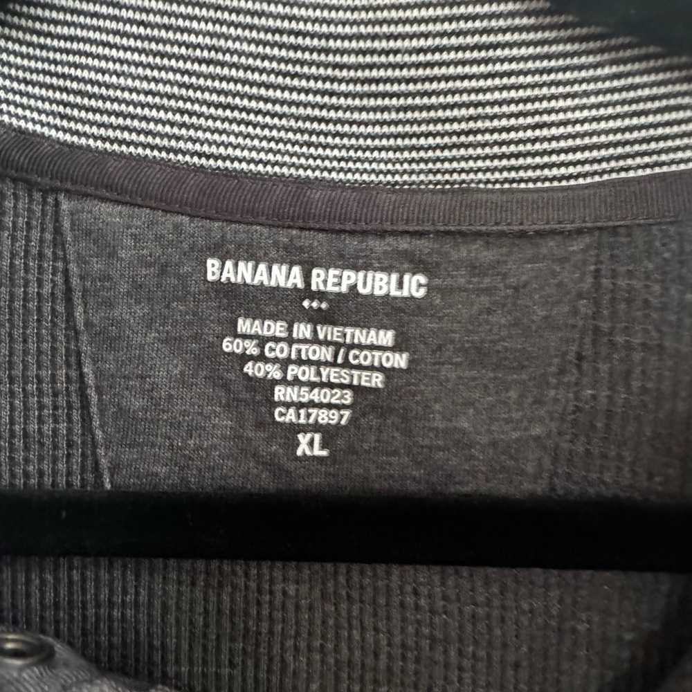 Banana Republic Men’s Gray V-Neck Sweater - Picture 2 of 4